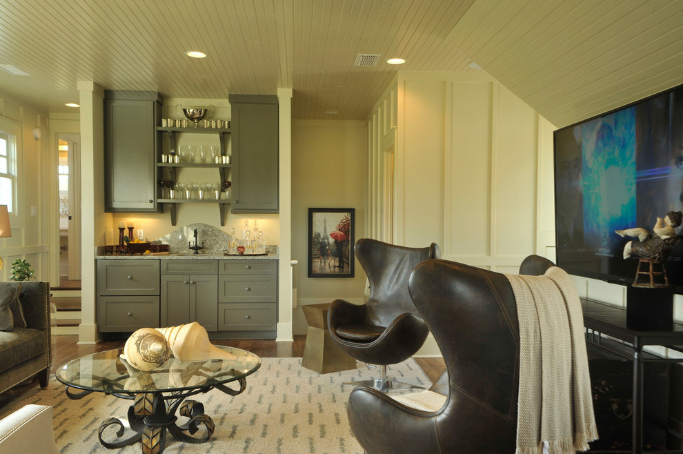 Foto de sala de estar con barra de bar cerrada contemporánea grande sin chimenea con paredes blancas, suelo de madera oscura y televisor colgado en la pared