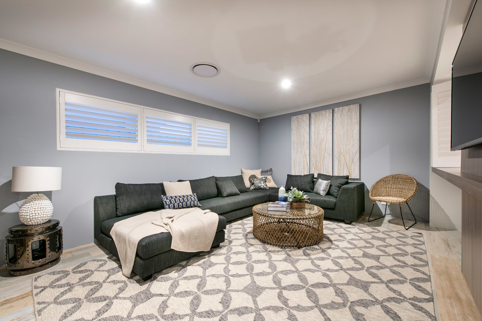 На фото: гостиная комната:: освещение в морском стиле с телевизором на стене, серыми стенами, полом из керамической плитки и разноцветным полом с