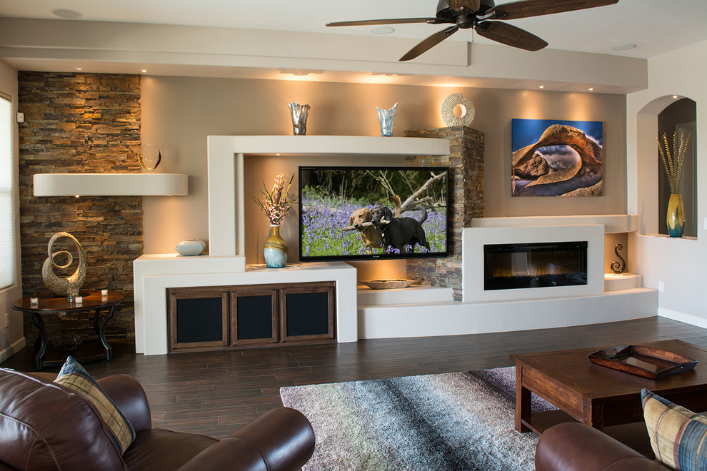Пример оригинального дизайна: открытая гостиная комната среднего размера в современном стиле с коричневыми стенами, темным паркетным полом, горизонтальным камином, телевизором на стене, коричневым полом и ковром на полу