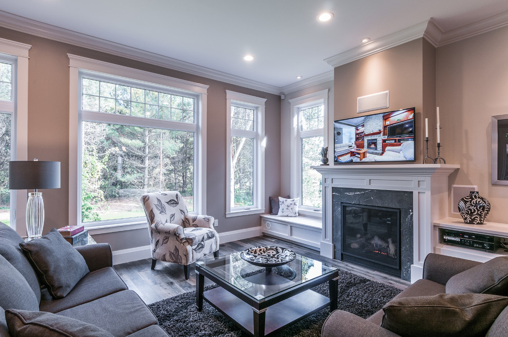 Mittelgroßes, Offenes Klassisches Wohnzimmer mit grauer Wandfarbe, dunklem Holzboden, Kamin, Kaminumrandung aus Holz und TV-Wand in Toronto