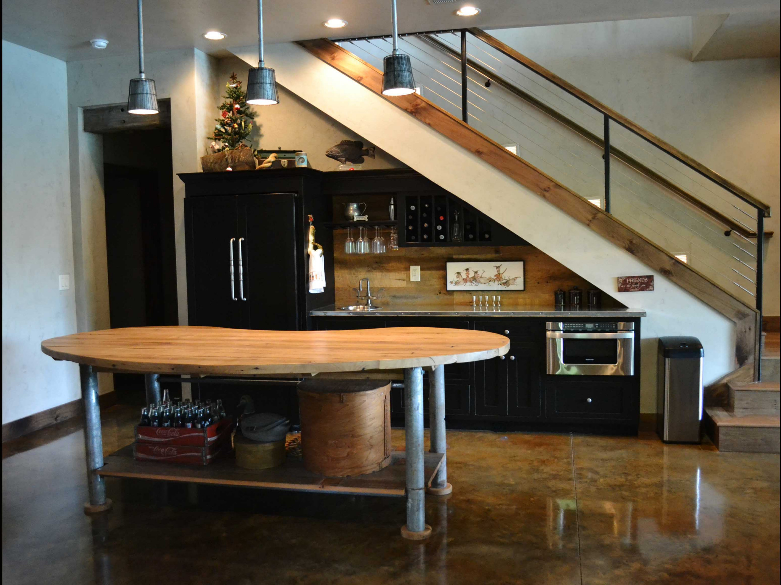 Второй этаж на кухне. Кухня под лестницей. Лестница на кухне. Барная стойка под лестницей. Кухня гостиная с лестницей.