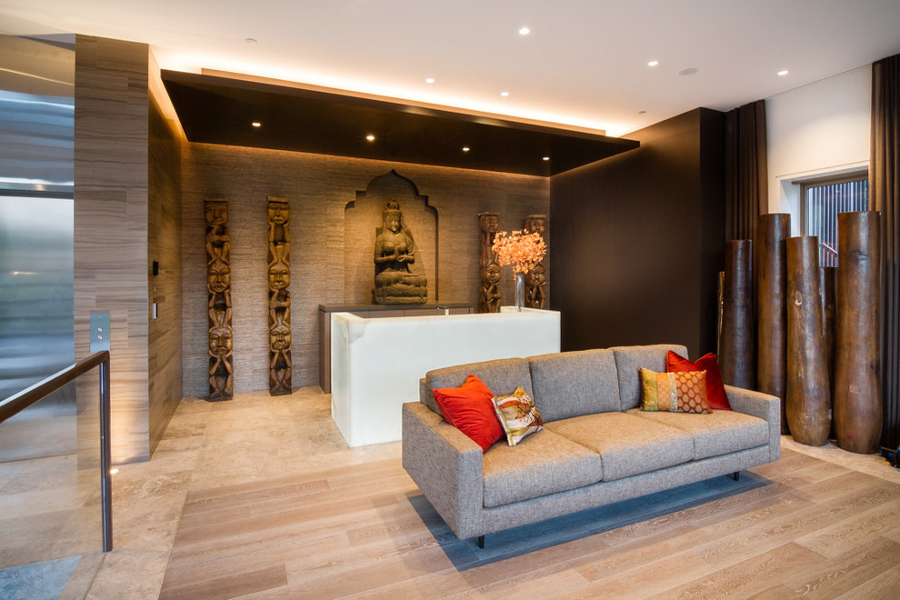 Immagine di un soggiorno design di medie dimensioni e aperto con angolo bar e pareti multicolore