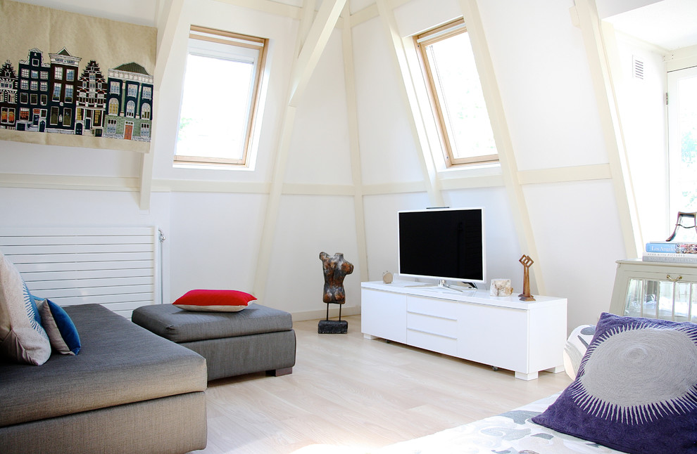 На фото: гостиная комната в стиле фьюжн с белыми стенами