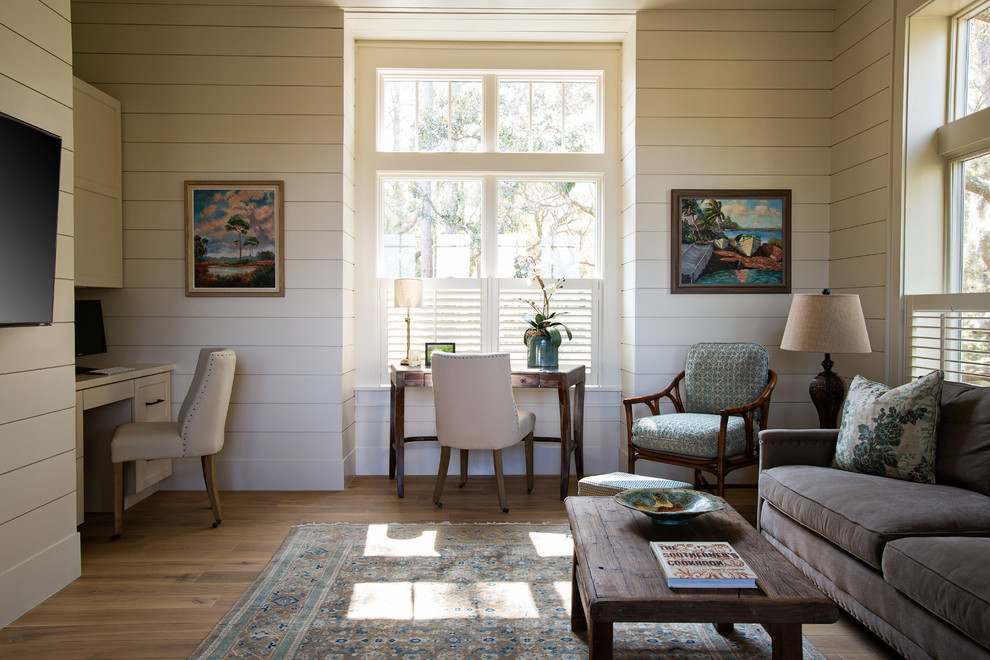 Foto di un soggiorno tradizionale di medie dimensioni e chiuso con pareti beige, pavimento in legno massello medio, nessun camino, TV a parete, pavimento marrone e tappeto
