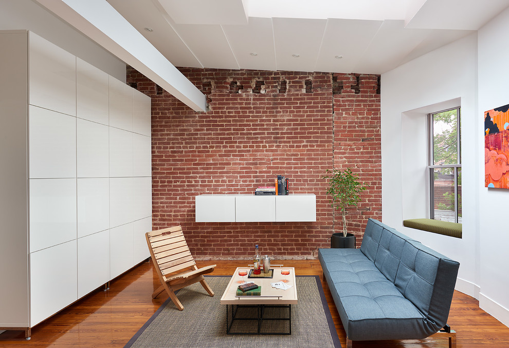 Mittelgroßes Modernes Wohnzimmer ohne Kamin mit braunem Holzboden, weißer Wandfarbe und orangem Boden in Washington, D.C.
