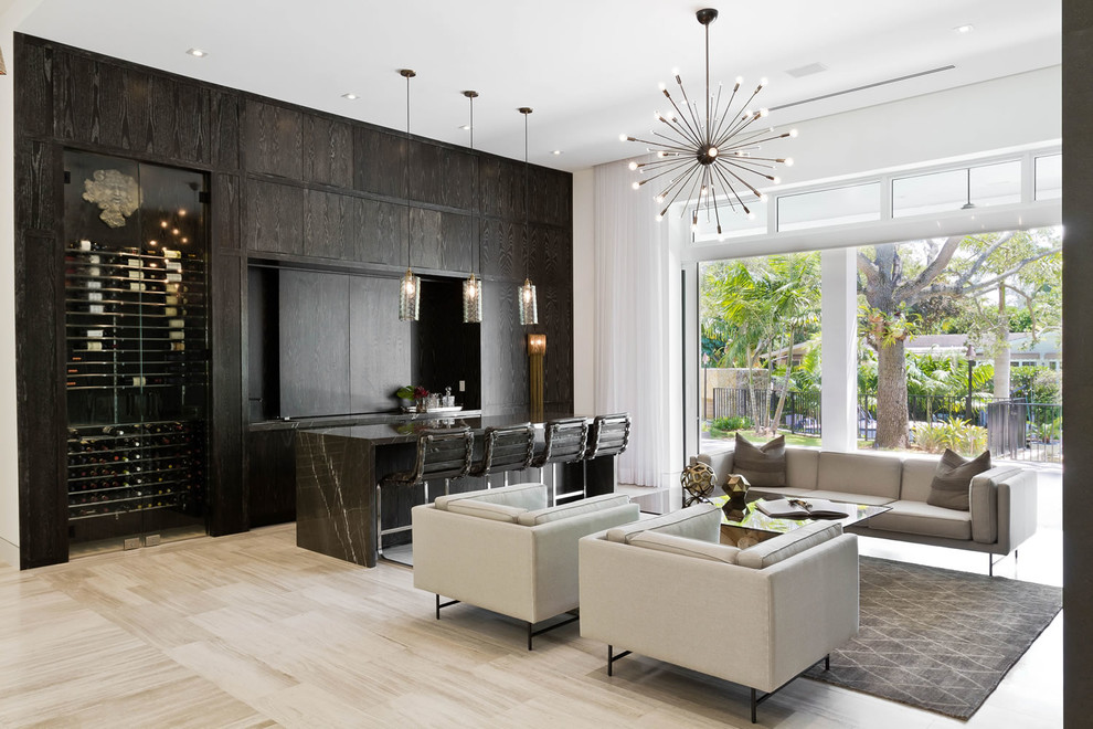 Fernseherloses, Offenes Modernes Wohnzimmer mit Hausbar, weißer Wandfarbe, hellem Holzboden und beigem Boden in Miami