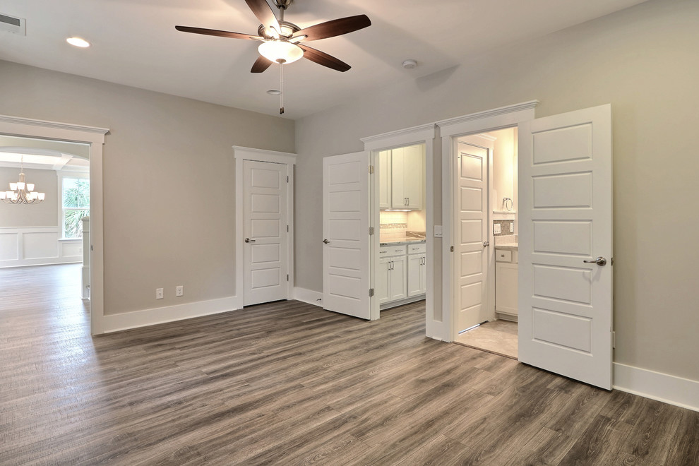 Immagine di un soggiorno costiero di medie dimensioni e aperto con pavimento in legno massello medio, pareti beige e pavimento marrone