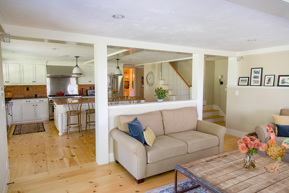 Diseño de sala de estar abierta campestre grande con paredes beige y suelo de madera clara
