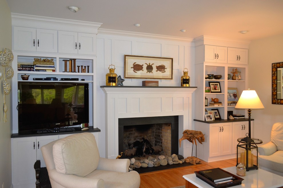 Idées déco pour une salle de séjour classique avec un sol en bois brun, une cheminée standard et un téléviseur indépendant.