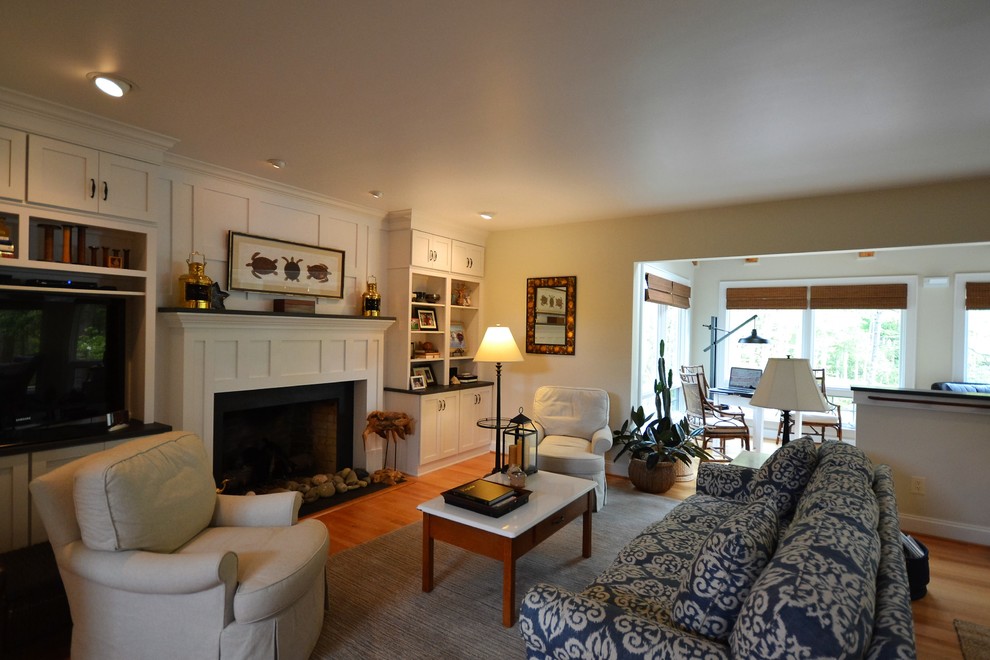 На фото: гостиная комната в классическом стиле с паркетным полом среднего тона, стандартным камином и отдельно стоящим телевизором