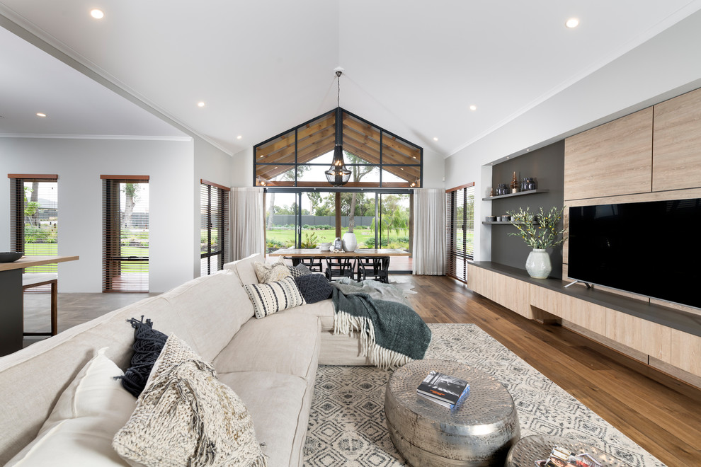 Großes, Offenes Rustikales Wohnzimmer mit TV-Wand, weißer Wandfarbe und hellem Holzboden in Perth