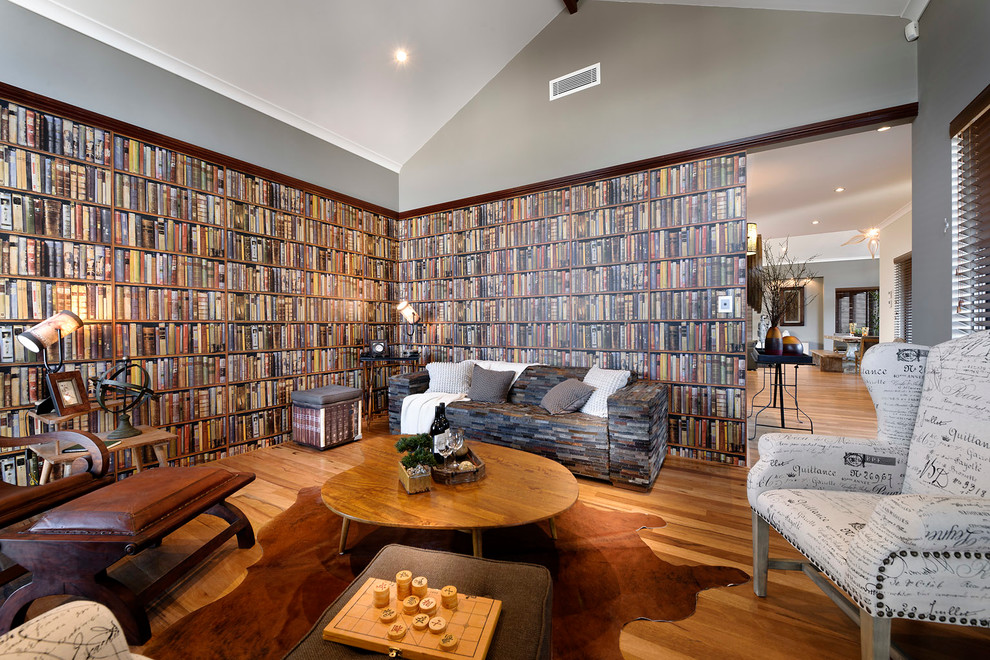 Foto de sala de estar con biblioteca cerrada contemporánea de tamaño medio con paredes grises y suelo de madera en tonos medios