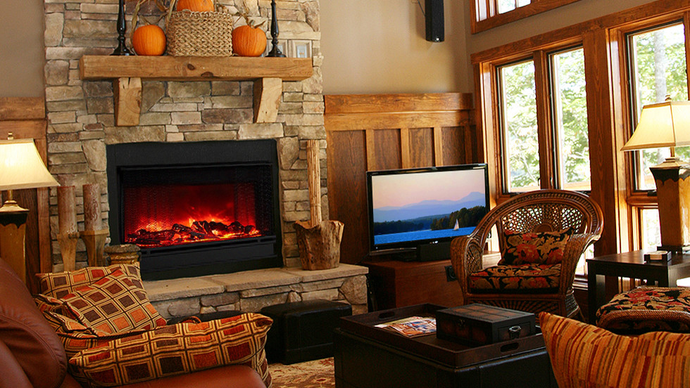 Foto på ett mellanstort amerikanskt allrum med öppen planlösning, med beige väggar, mörkt trägolv, en standard öppen spis, en spiselkrans i sten och en fristående TV