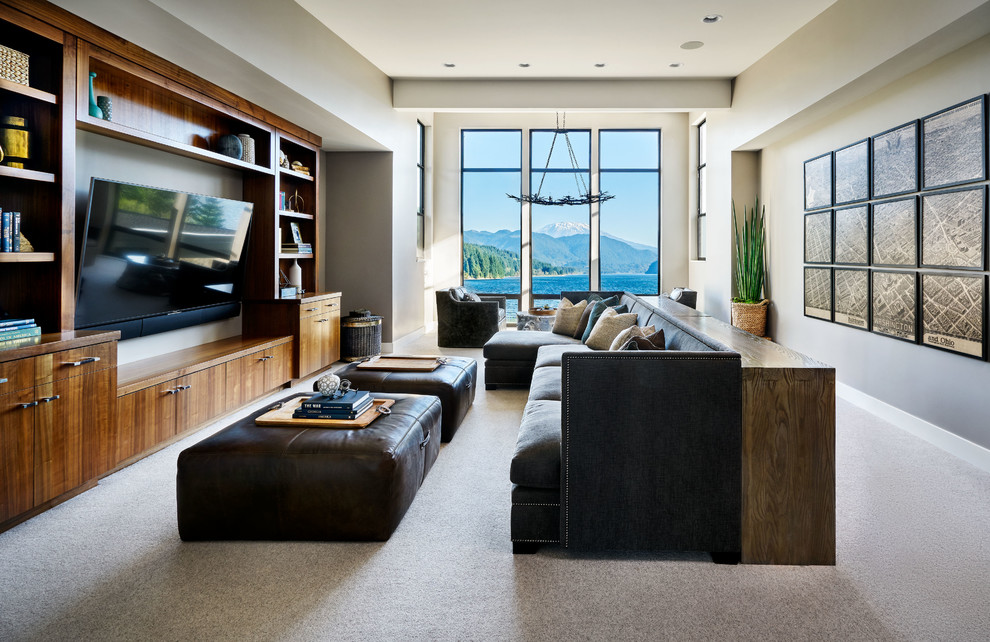 Imagen de sala de estar actual sin chimenea con paredes grises, moqueta, pared multimedia y suelo gris