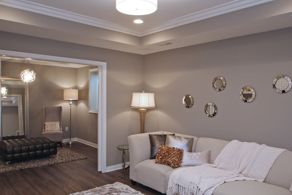 Cette image montre une petite salle de séjour traditionnelle ouverte avec un mur gris et un téléviseur fixé au mur.