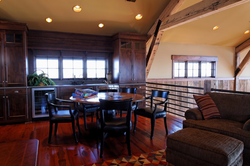 Foto di un ampio soggiorno rustico stile loft con sala giochi, pareti beige, pavimento in legno massello medio e TV a parete