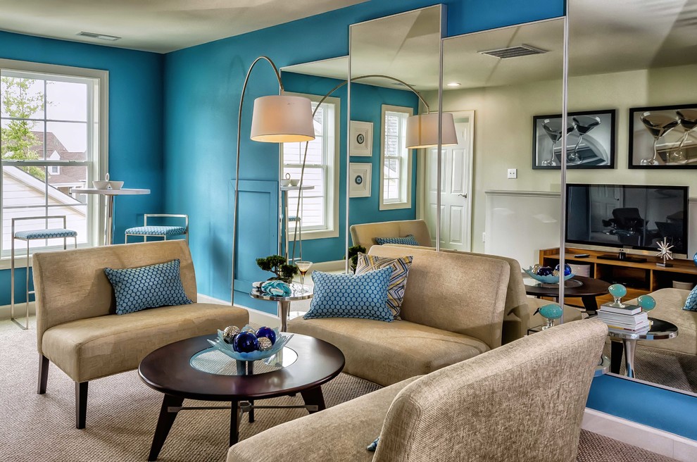 Idee per un soggiorno stile marino stile loft con pareti blu, moquette e TV autoportante
