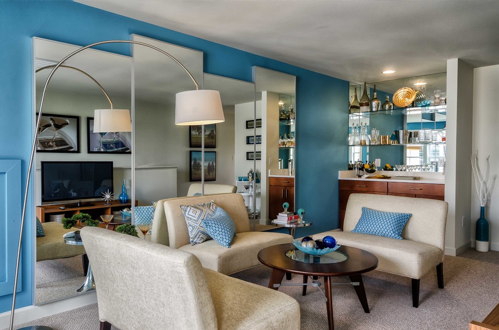 Maritimes Wohnzimmer im Loft-Stil mit blauer Wandfarbe, Teppichboden und freistehendem TV in Sonstige