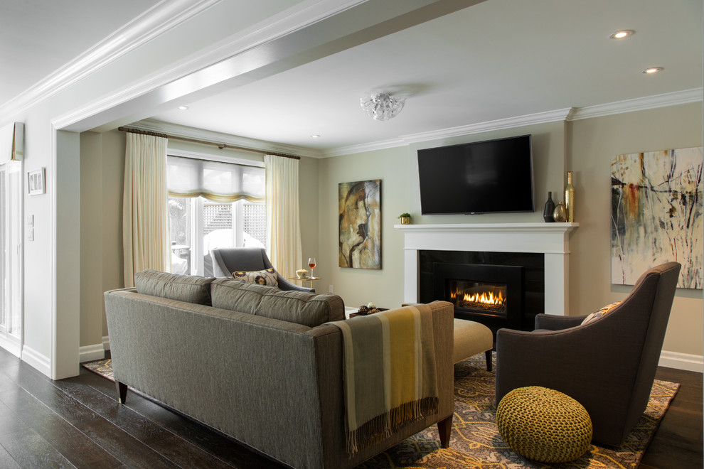 Mittelgroßes, Offenes Klassisches Wohnzimmer mit brauner Wandfarbe, dunklem Holzboden, TV-Wand, Kamin, Kaminumrandung aus Stein und beigem Boden in Toronto
