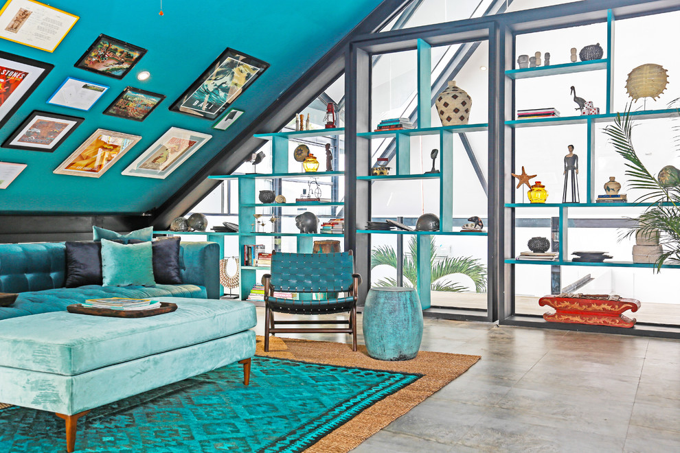 Exotisk inredning av ett vardagsrum, med blå väggar och grått golv