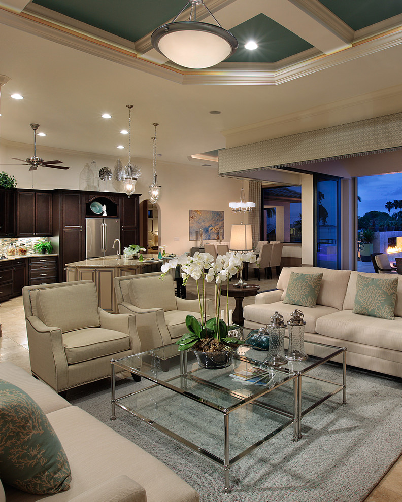 Mittelgroßes, Abgetrenntes Klassisches Wohnzimmer ohne Kamin mit Hausbar, beiger Wandfarbe, Keramikboden, Multimediawand und braunem Boden in Miami