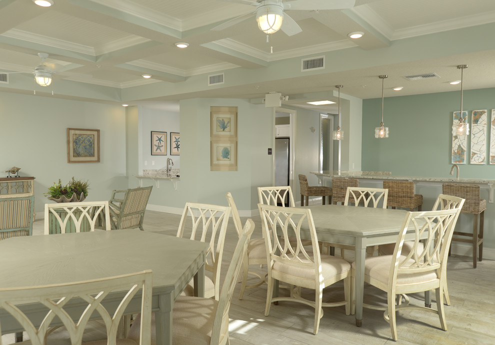 Geräumiges, Offenes Maritimes Wohnzimmer mit blauer Wandfarbe und Keramikboden in Orlando