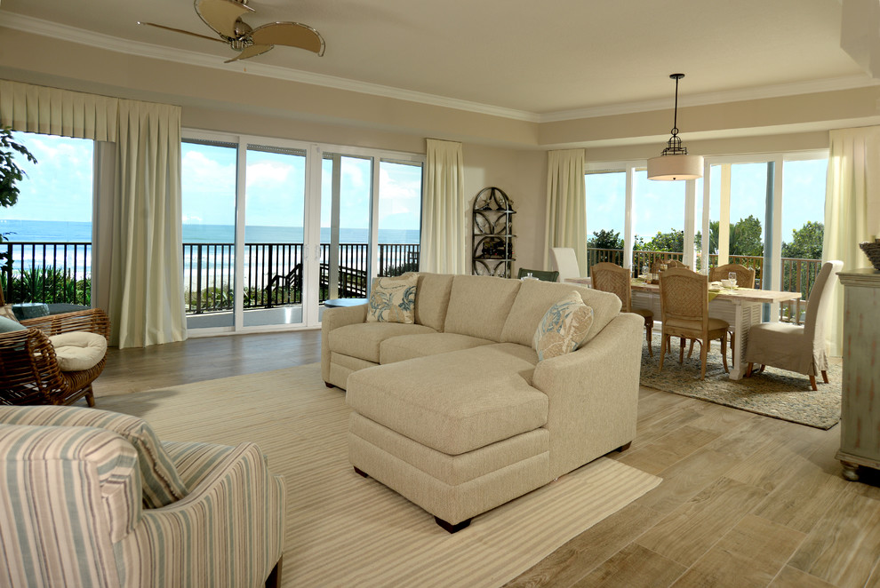 Cette photo montre une salle de séjour bord de mer de taille moyenne et ouverte avec un mur beige et un sol en carrelage de céramique.