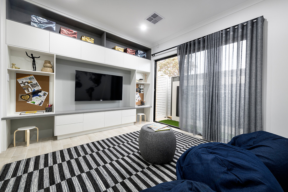 Diseño de sala de estar contemporánea grande con paredes blancas, suelo de baldosas de porcelana, suelo beige y televisor colgado en la pared