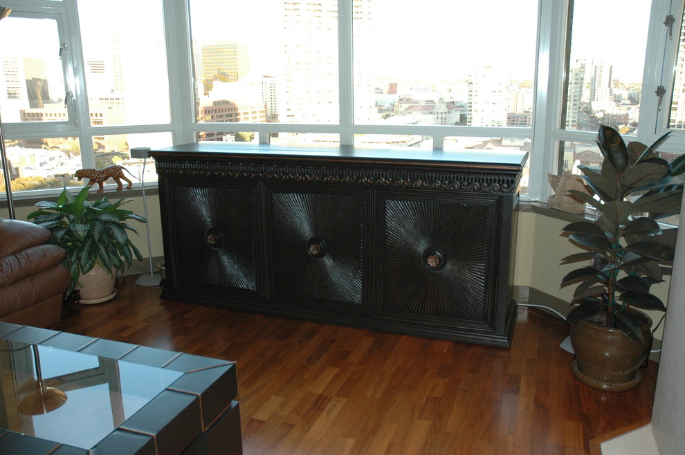 Immagine di un soggiorno tradizionale di medie dimensioni e aperto con TV nascosta