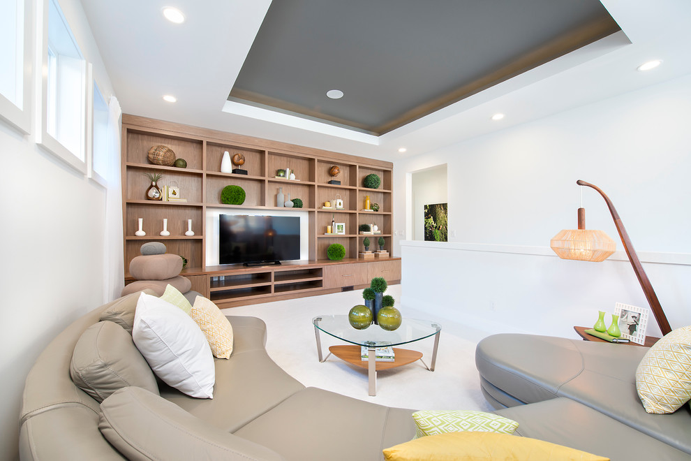 Imagen de sala de estar tipo loft actual con moqueta y pared multimedia