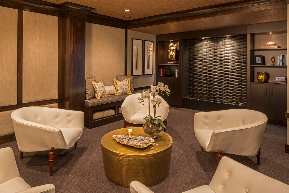 Diseño de sala de estar asiática con paredes beige y moqueta
