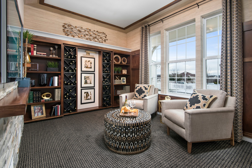 Diseño de sala de estar con biblioteca cerrada clásica renovada de tamaño medio sin chimenea con paredes marrones, moqueta y televisor colgado en la pared