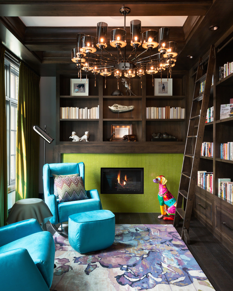 Foto di un grande soggiorno eclettico chiuso con libreria, camino classico, cornice del camino piastrellata, pareti grigie, parquet scuro e pavimento marrone