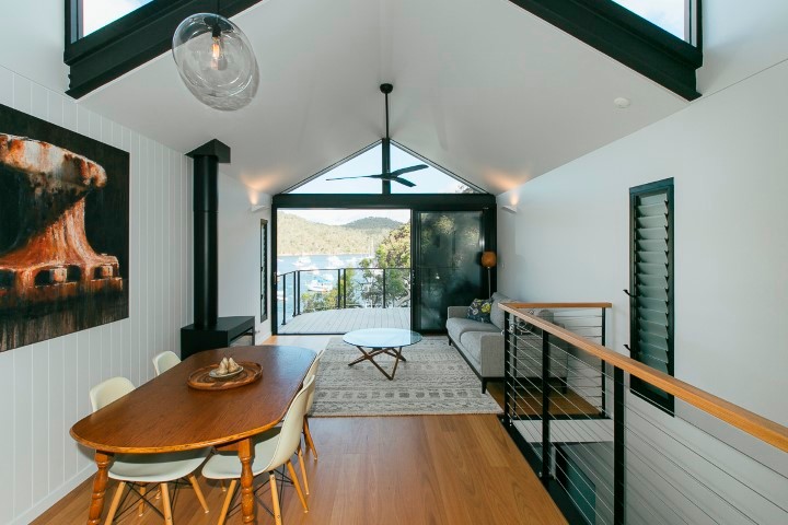 Foto di un piccolo soggiorno design stile loft con parquet chiaro e camino classico