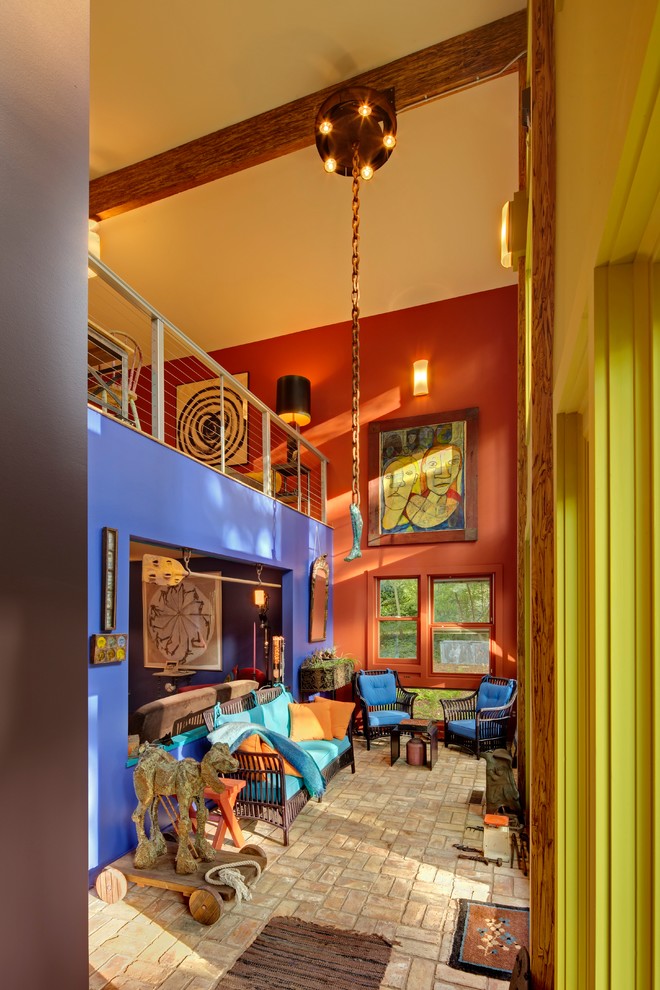 На фото: открытая гостиная комната среднего размера в современном стиле с кирпичным полом, красными стенами и бежевым полом без камина, телевизора
