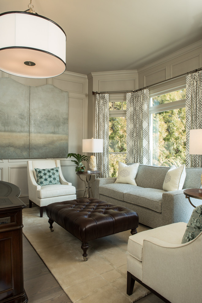 Стильный дизайн: гостиная комната среднего размера в стиле неоклассика (современная классика) с серыми стенами и светлым паркетным полом без камина - последний тренд