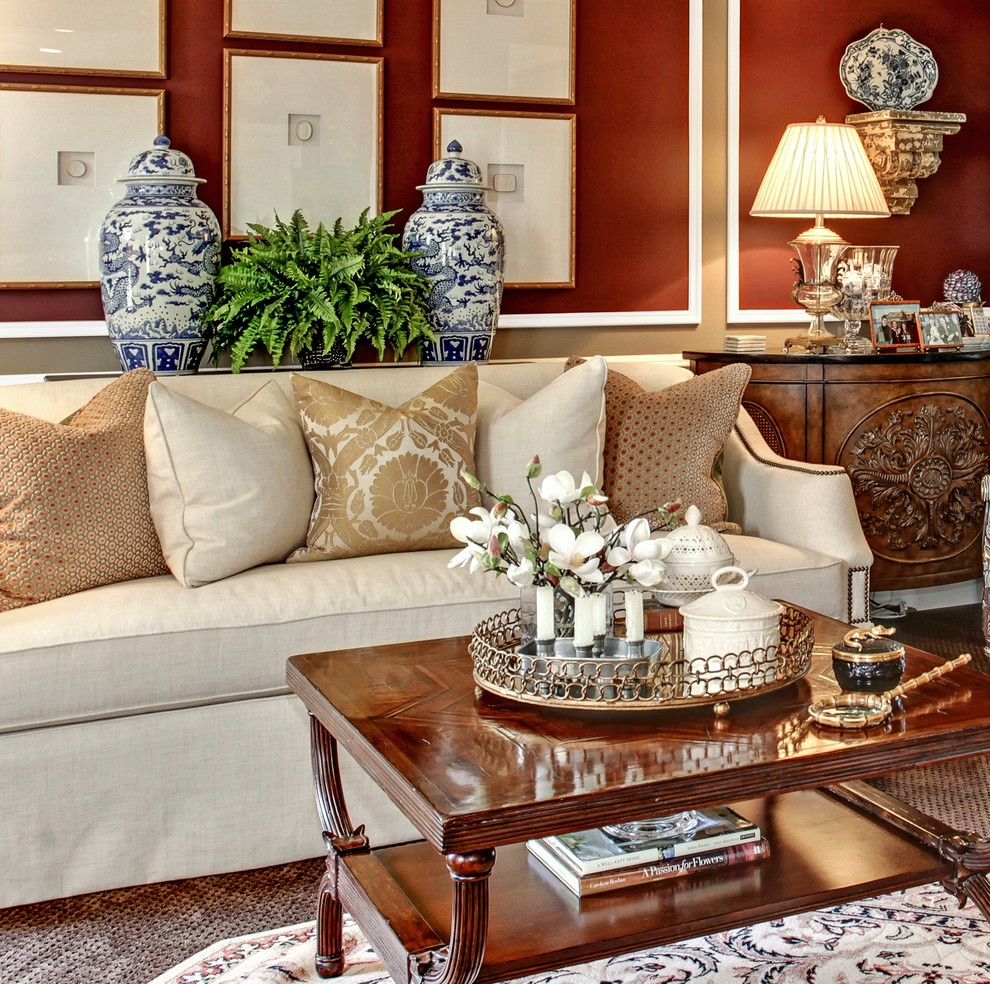 Esempio di un soggiorno tradizionale di medie dimensioni e aperto con pareti viola, moquette, camino classico, cornice del camino in pietra e TV nascosta