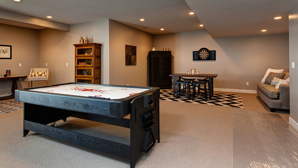 Immagine di un soggiorno moderno aperto con sala giochi, pareti beige e moquette