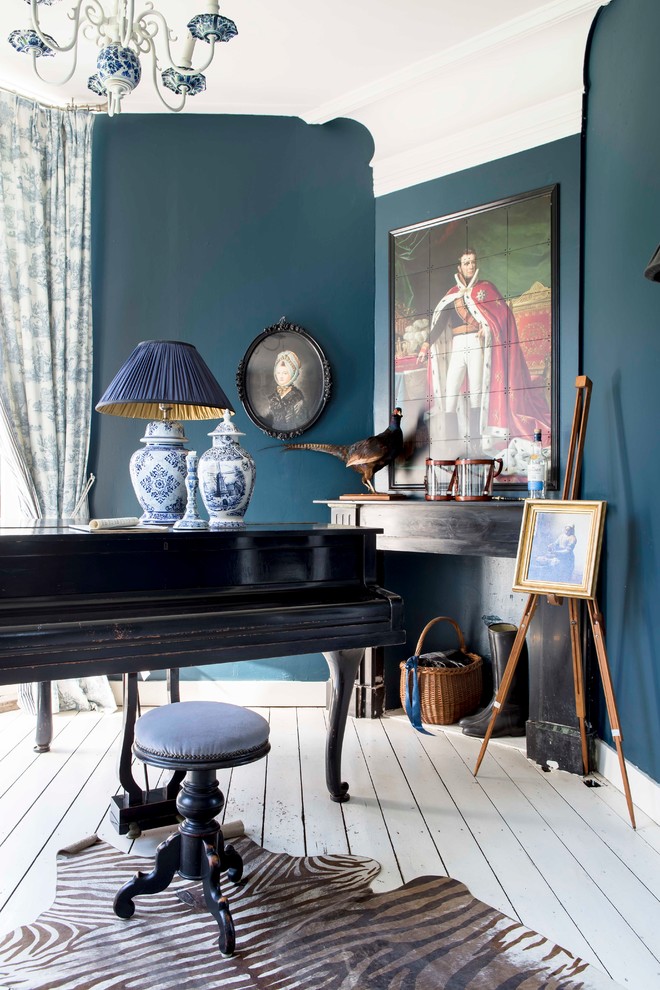 На фото: гостиная комната в классическом стиле с музыкальной комнатой, синими стенами, деревянным полом, угловым камином и белым полом