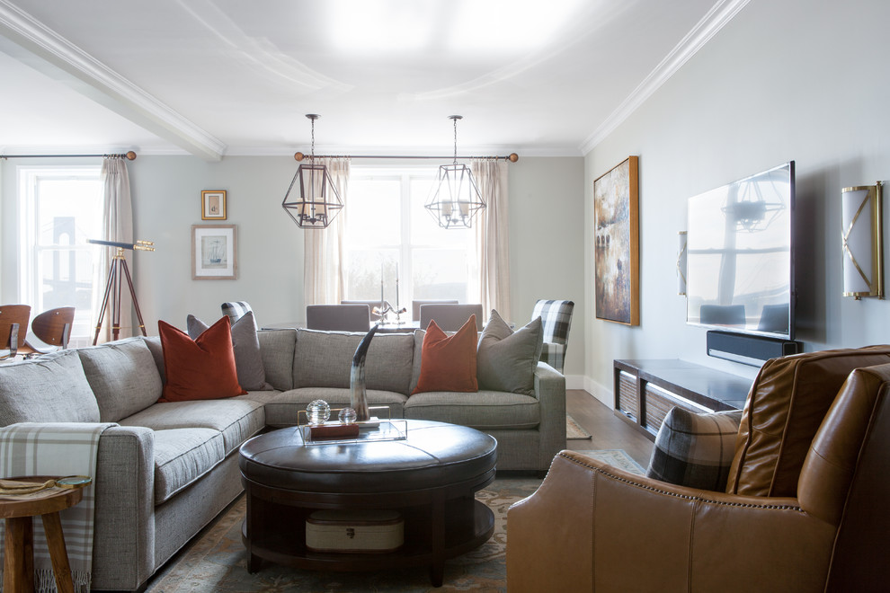 Пример оригинального дизайна: открытая гостиная комната среднего размера в стиле неоклассика (современная классика) с серыми стенами, паркетным полом среднего тона, телевизором на стене и коричневым полом без камина