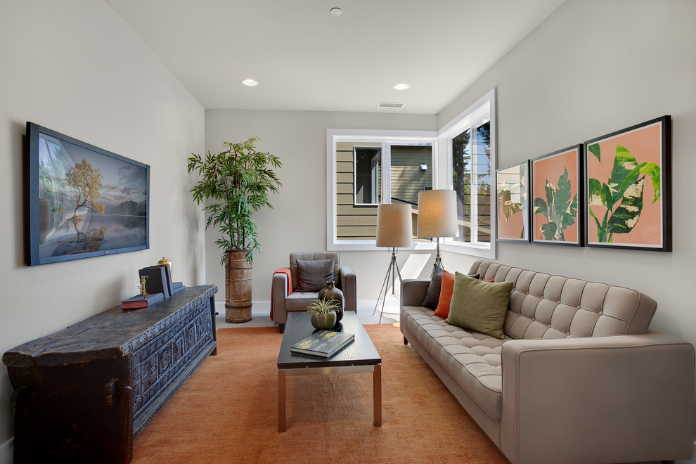Источник вдохновения для домашнего уюта: изолированная гостиная комната среднего размера в стиле неоклассика (современная классика) с серыми стенами, ковровым покрытием, телевизором на стене и серым полом