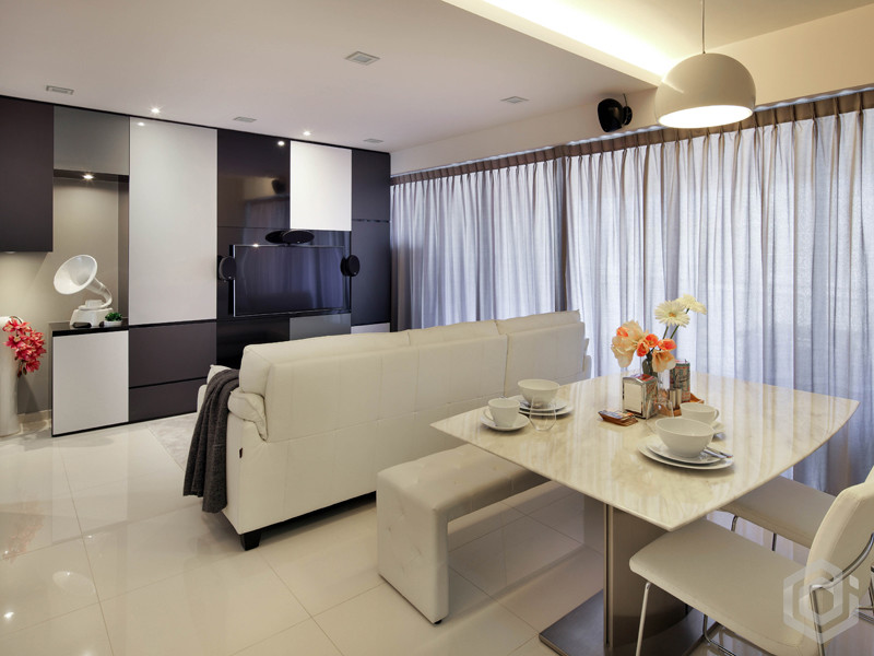 Idee per un soggiorno minimalista aperto con pareti bianche, pavimento in gres porcellanato e TV a parete