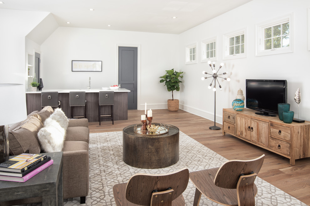 Стильный дизайн: изолированная гостиная комната в стиле неоклассика (современная классика) с белыми стенами, светлым паркетным полом и отдельно стоящим телевизором - последний тренд