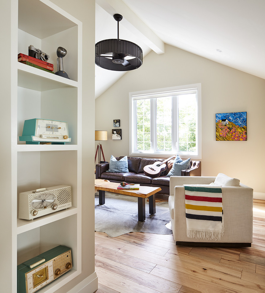 Idee per un soggiorno bohémian di medie dimensioni e stile loft con pareti beige, pavimento in legno massello medio e parete attrezzata