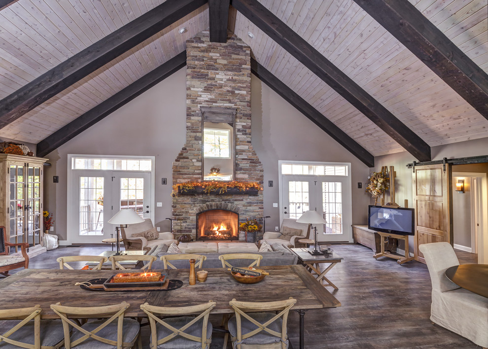 Mountain style family room photo in Cleveland