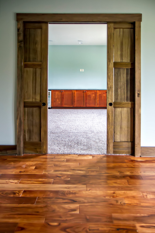 Mittelgroßes, Abgetrenntes Maritimes Wohnzimmer ohne Kamin mit blauer Wandfarbe und braunem Holzboden in Jacksonville