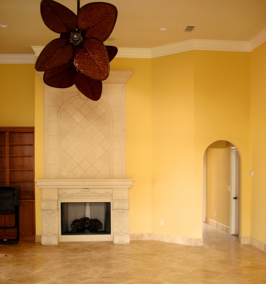 Exemple d'une salle de séjour méditerranéenne fermée avec un mur jaune, un sol en carrelage de céramique, une cheminée standard et un manteau de cheminée en pierre.
