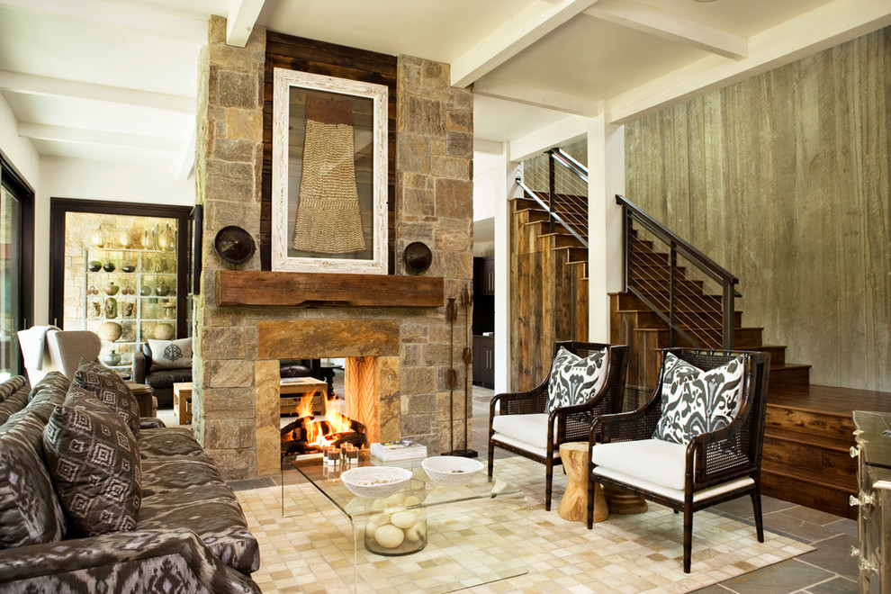 Diseño de sala de estar rústica con marco de chimenea de piedra y alfombra