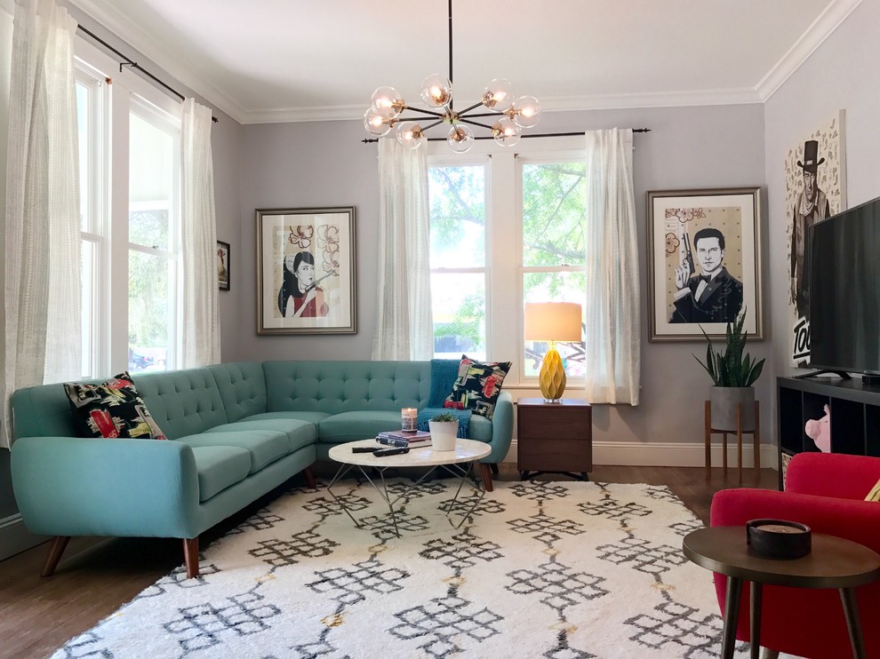 Foto de sala de estar abierta actual de tamaño medio sin chimenea con paredes grises, suelo de madera oscura, televisor independiente y suelo marrón