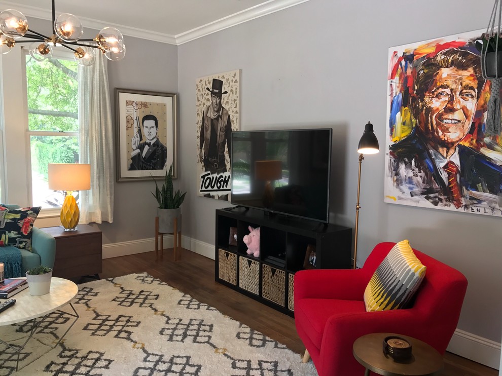Идея дизайна: открытая гостиная комната среднего размера в современном стиле с серыми стенами, темным паркетным полом, отдельно стоящим телевизором и коричневым полом без камина